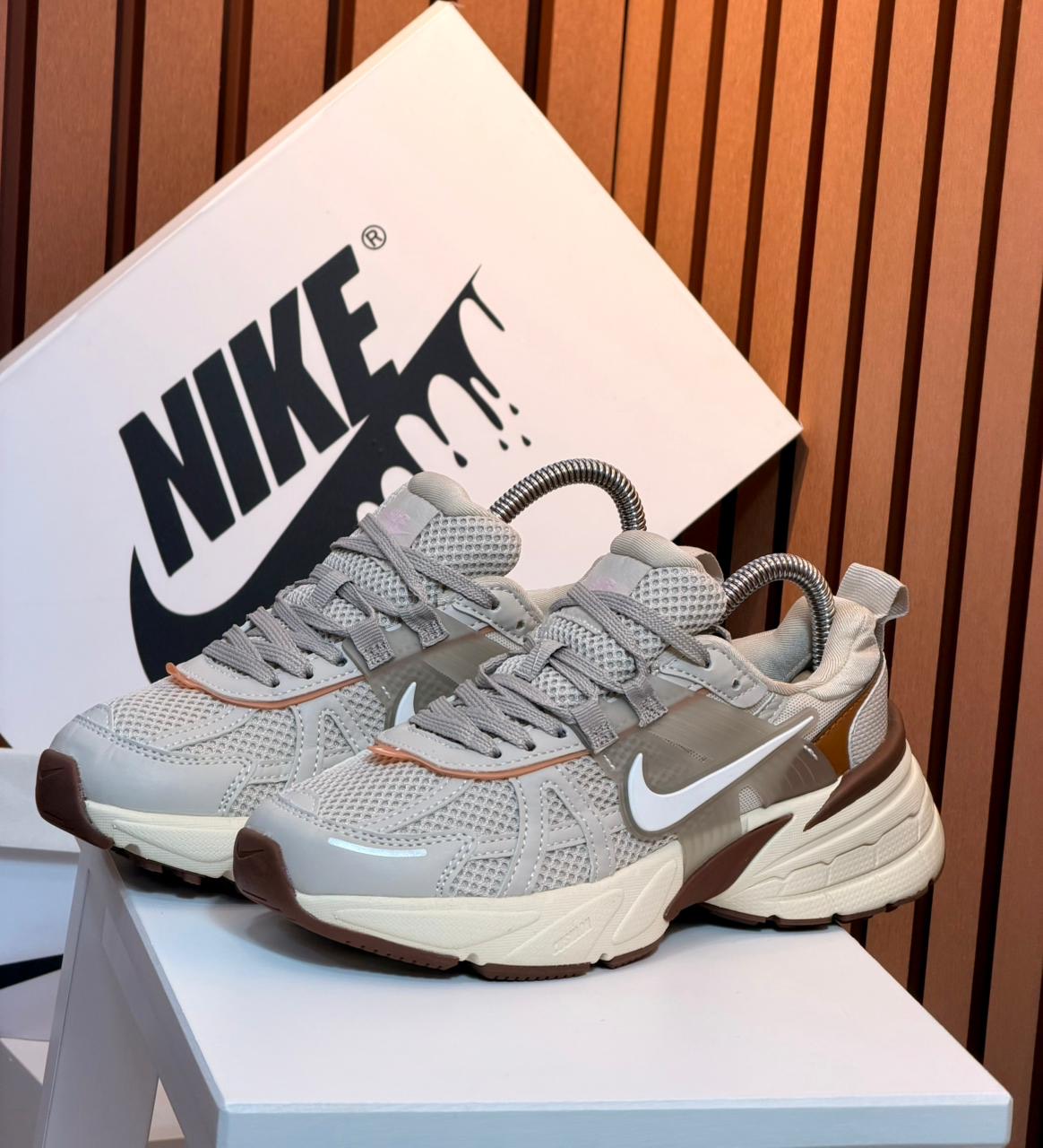 Nike V2K Run Beis