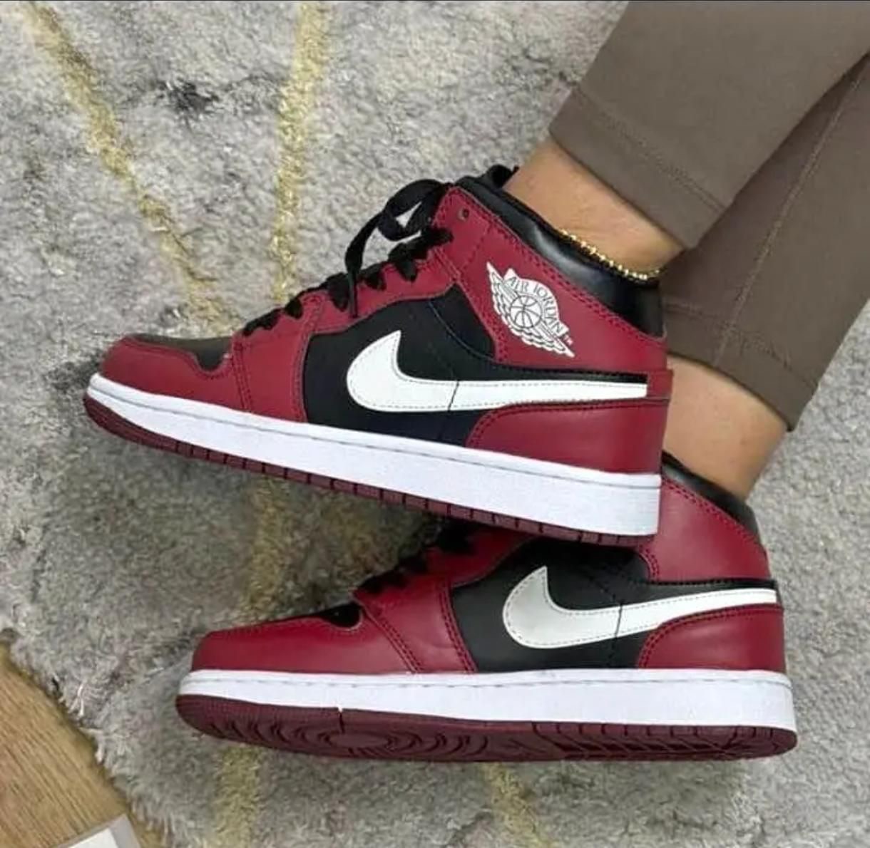 Nike Air Jordan Retro 1 Mid High Bred