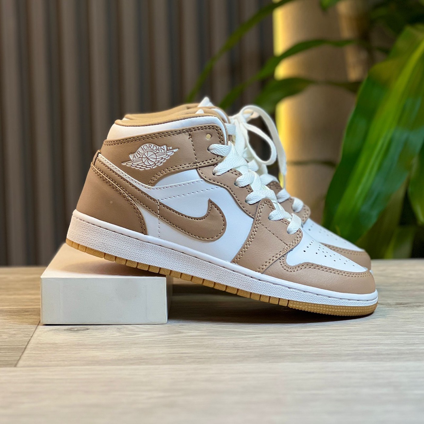 Nike Air Jordan Retro 1 Mid Tan Gum